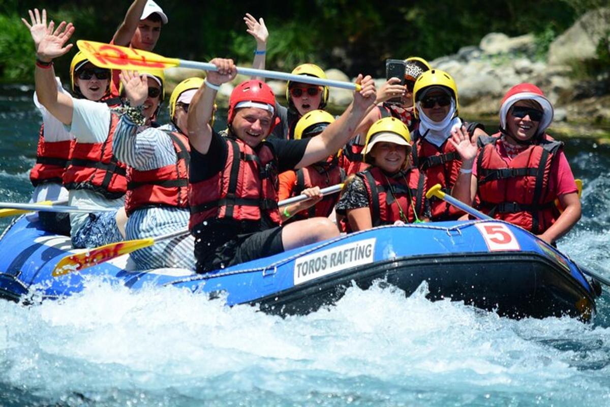 eine Gruppe von Menschen in einem Floß im Wasser
