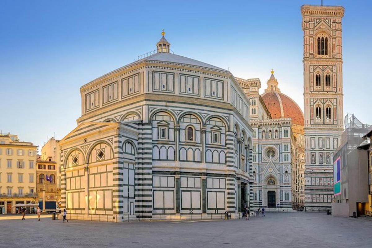 um grande edifício com uma torre e uma igreja