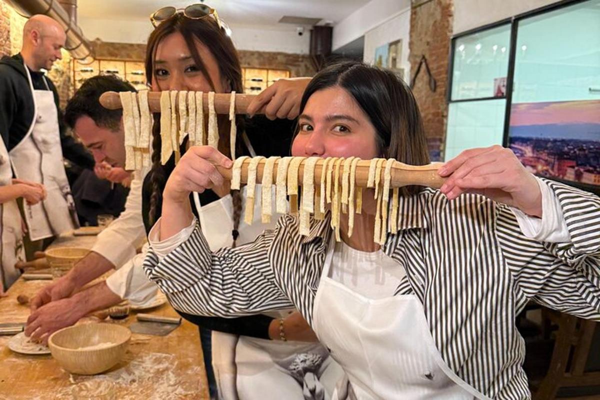 dues dones sostenen un manat de pasta
