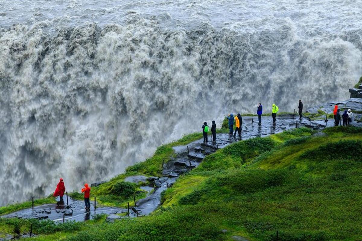 un grup de persones dretes a la vora d'una cascada