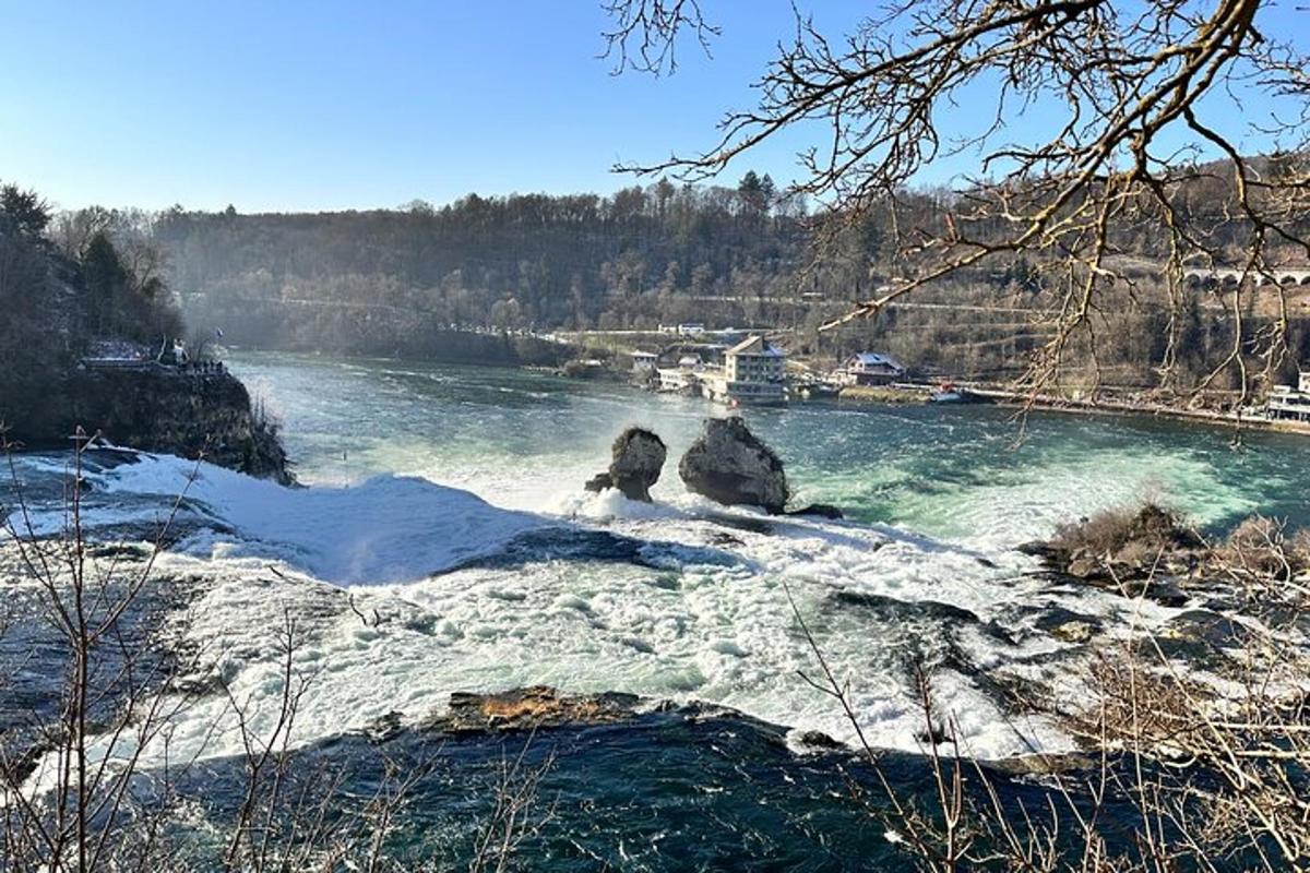 ein Fluss mit Schnee und Felsen im Wasser