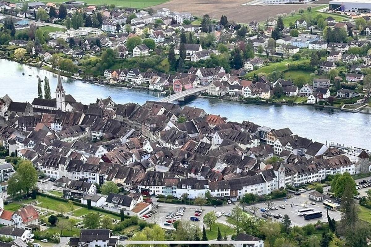 eine Luftaufnahme einer Stadt neben einem Fluss