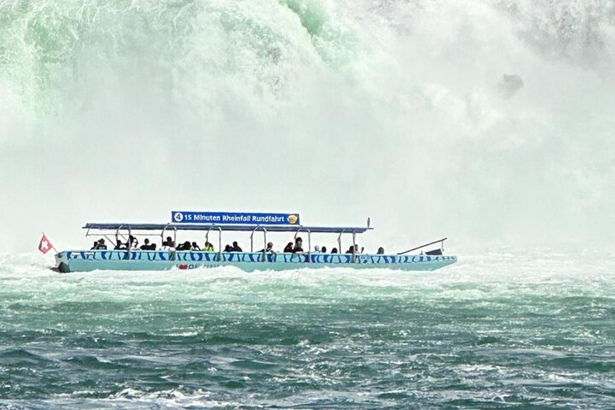 eine Gruppe von Menschen, die auf einem Boot im Wasser fahren