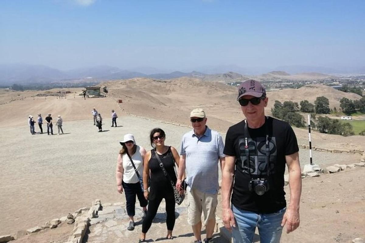 un gruppo di persone che camminano in cima a una piramide
