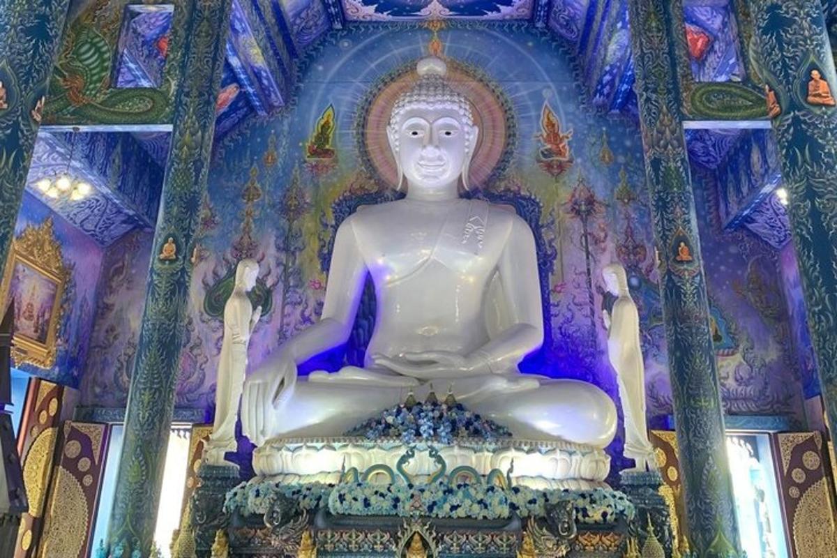 egy hatalmas Buddha-szobor egy templomban