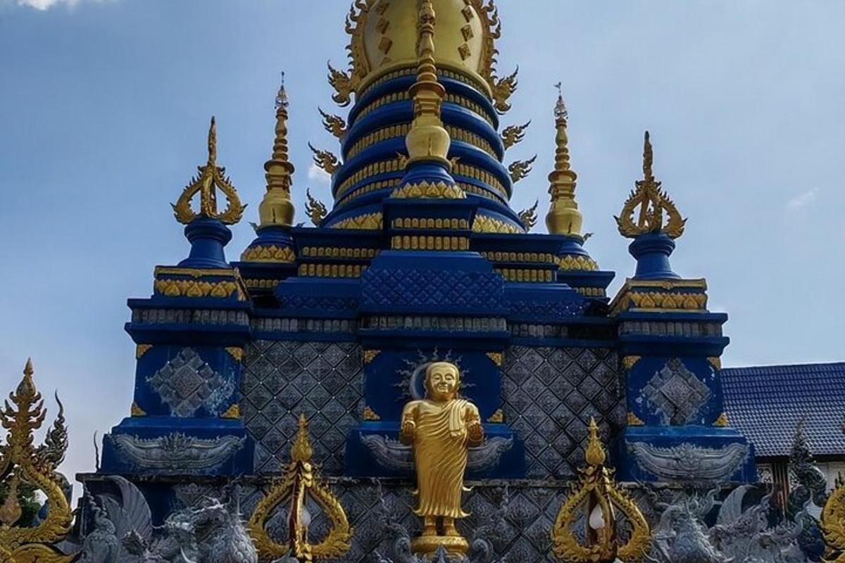 egy kék és arany pagoda, előtte egy szoborral
