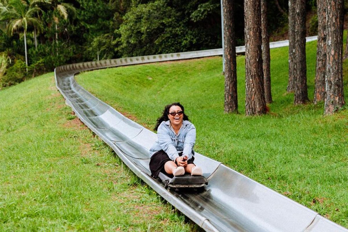 seorang wanita duduk di atas gelongsor di taman