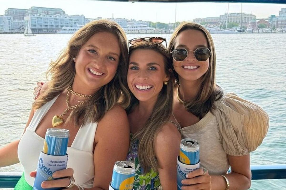Tres chicas posando para una foto en un barco
