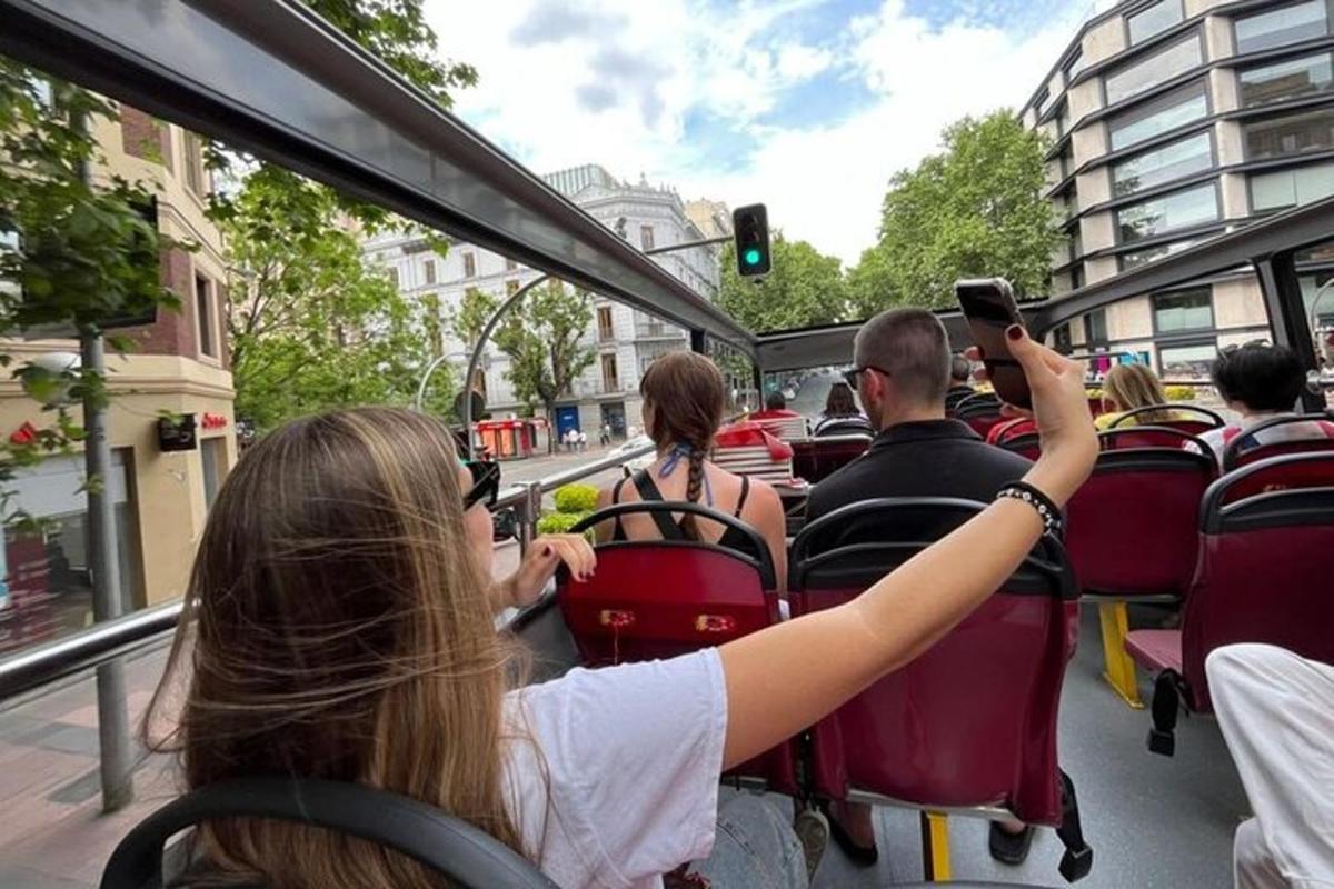 skupina lidí jedoucích v autobuse