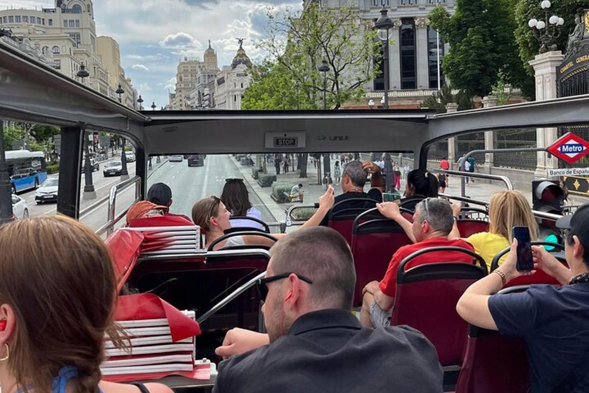 skupina lidí jedoucích v autobuse