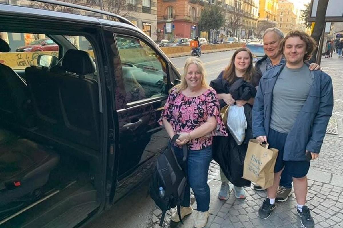 skupina lidí stojící vedle auta