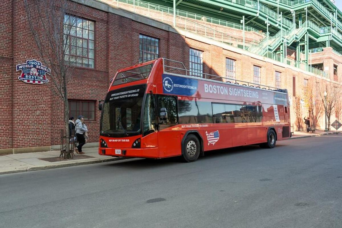 punane buss pargitud telliskivimaja ette