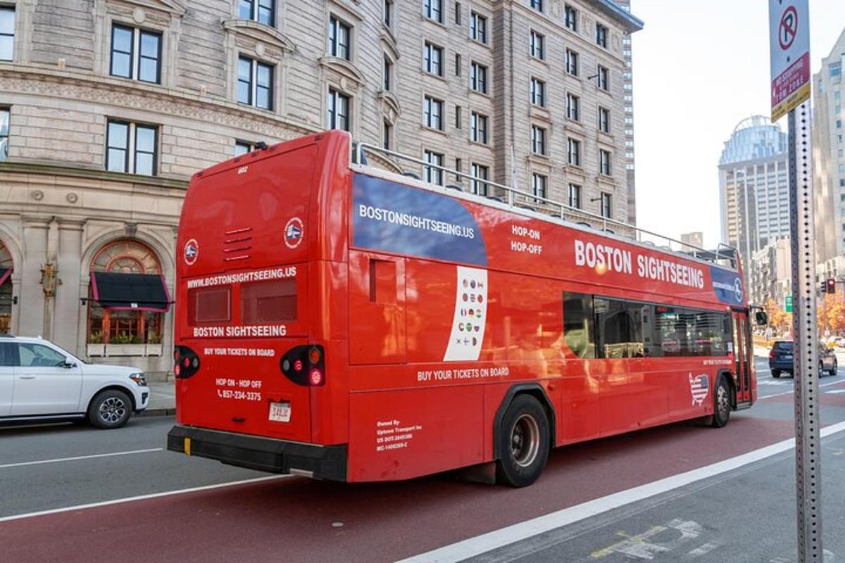 punane kahekordne buss linnatänaval