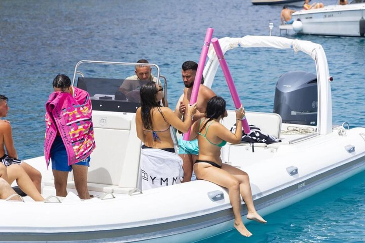 un grupo de personas en un barco en el agua