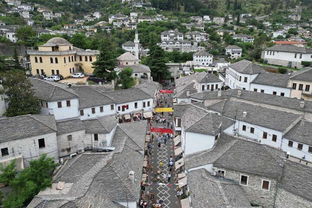 una vista aérea de una ciudad con edificios