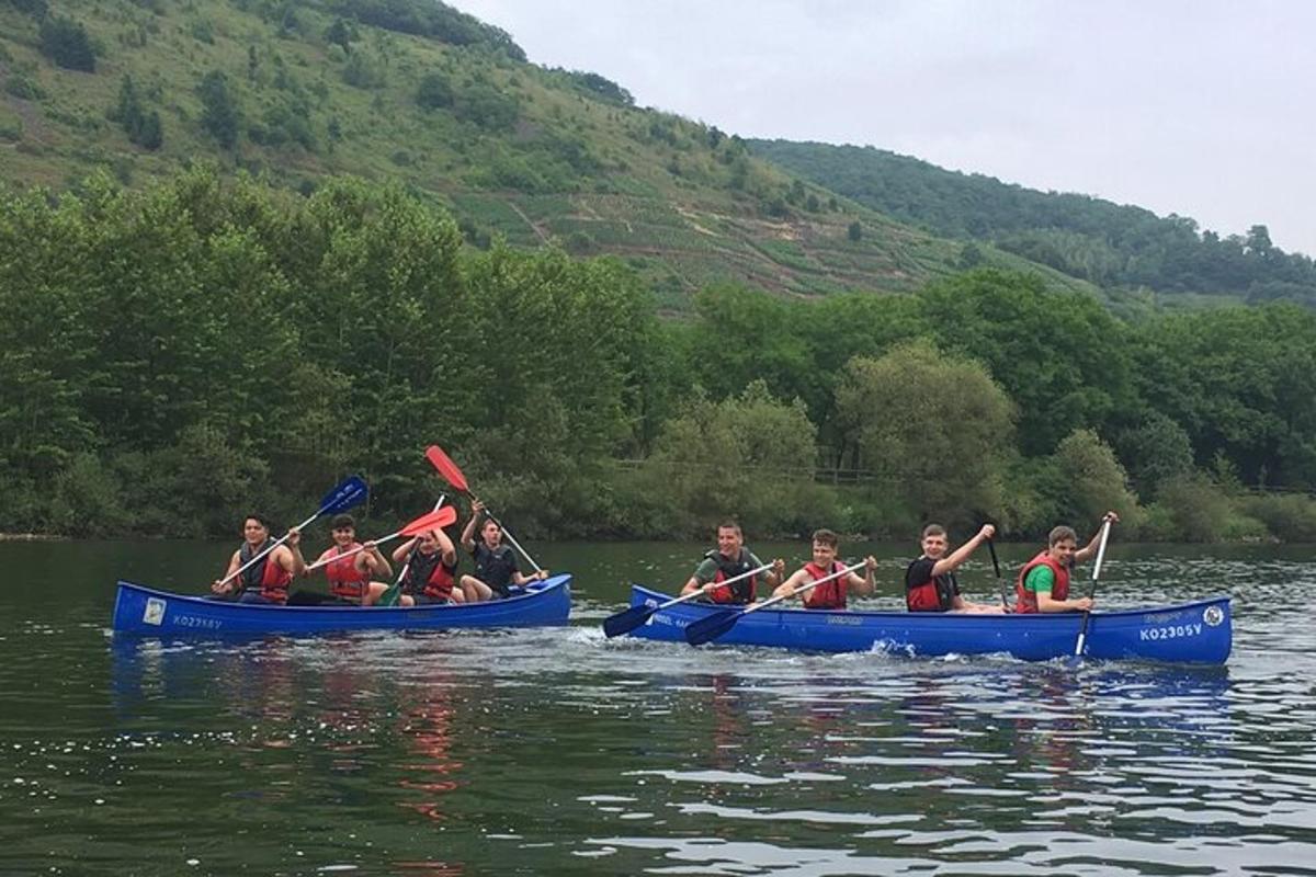skupina lidí v kajacích na řece