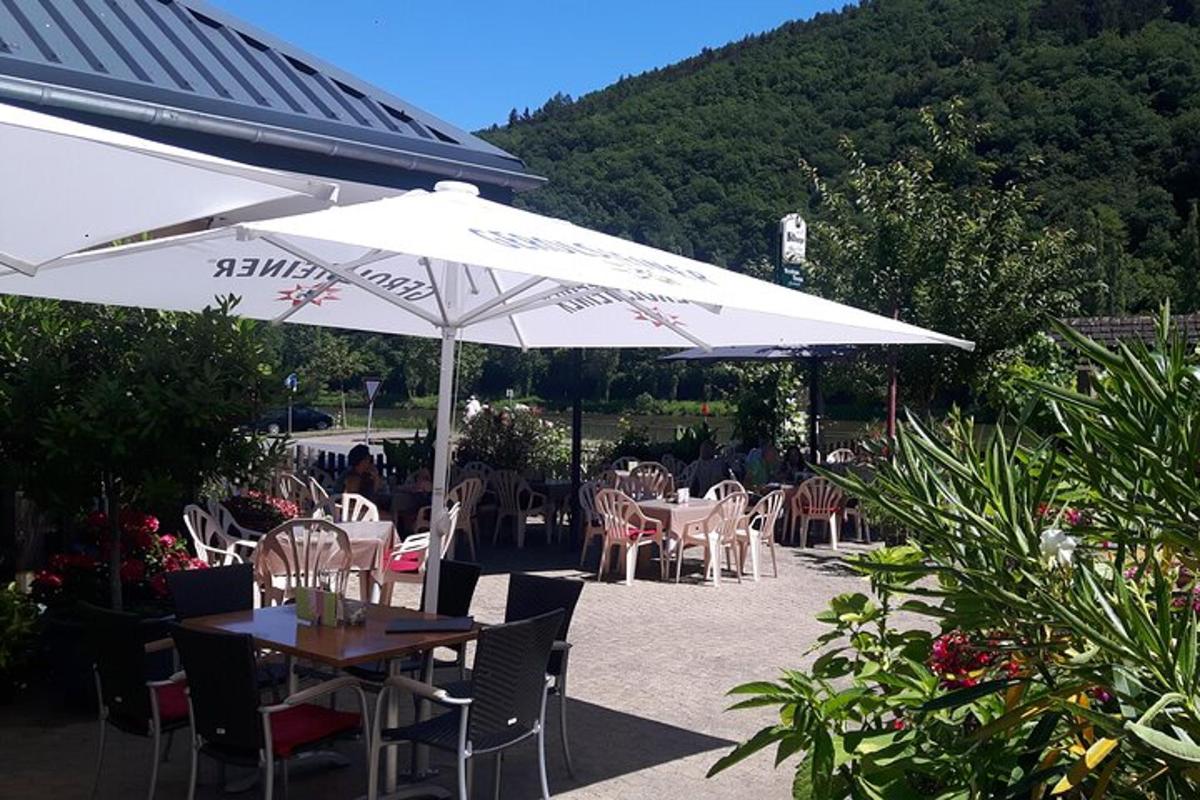 terasa se stoly, židlemi a slunečníkem