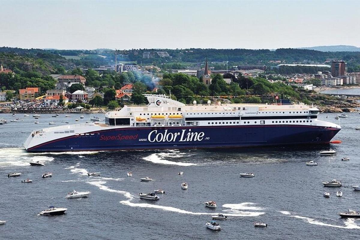 um grande navio de cruzeiro azul e branco na água