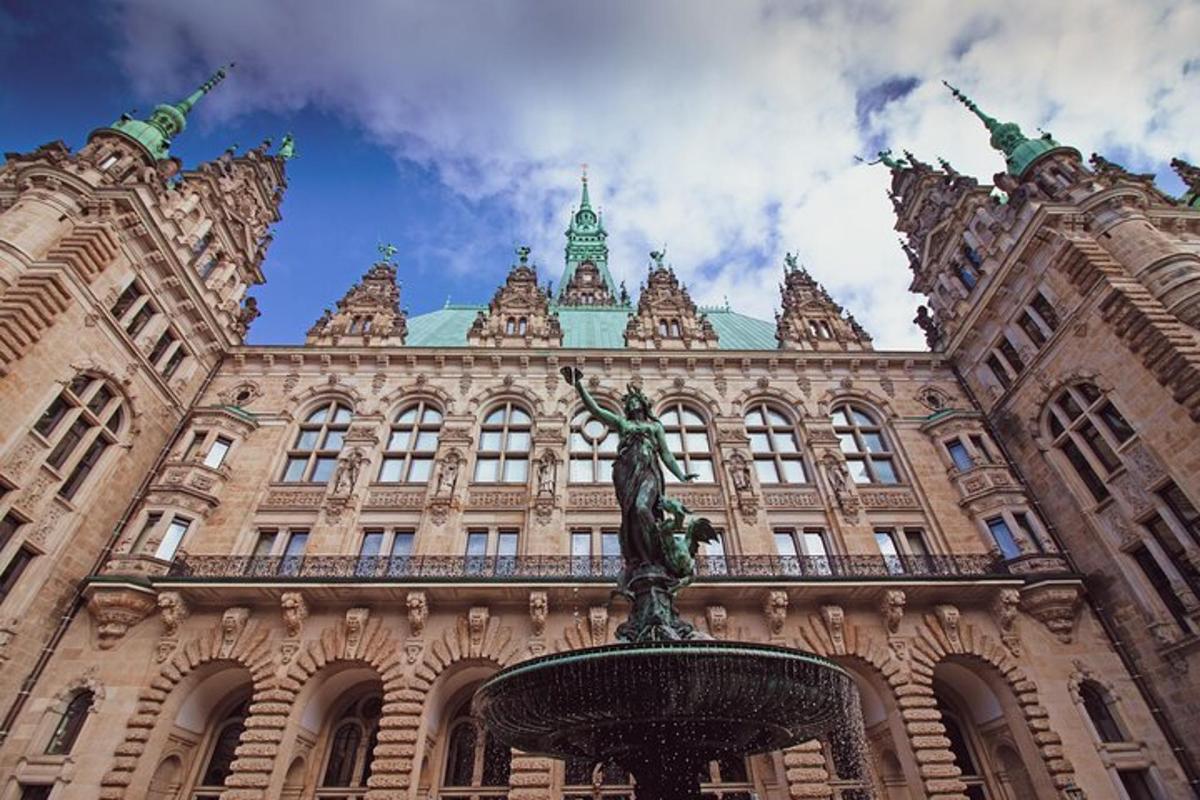 um grande edifício com uma estátua na frente
