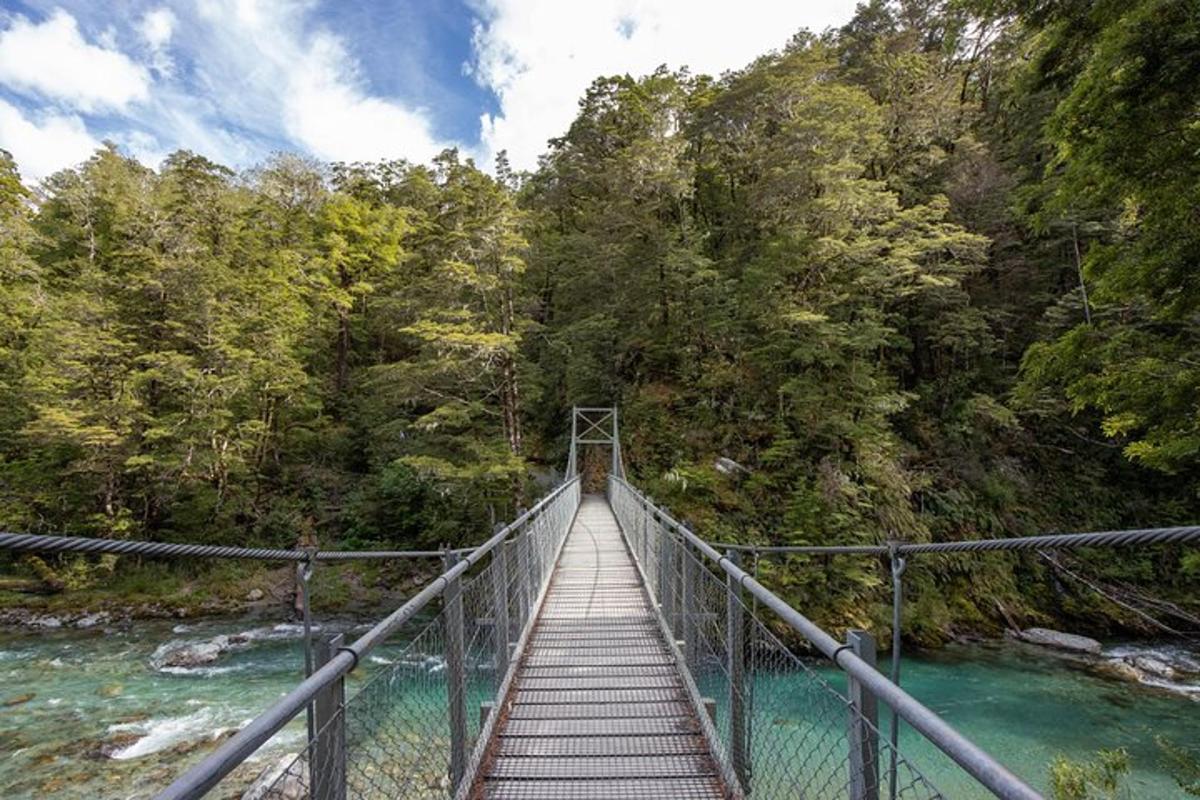 jembatan gantung di atas sungai di hutan