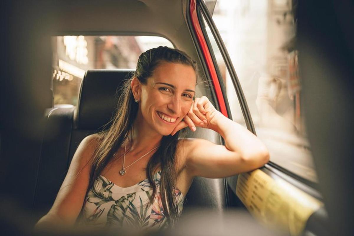 una donna seduta in macchina che guarda la telecamera