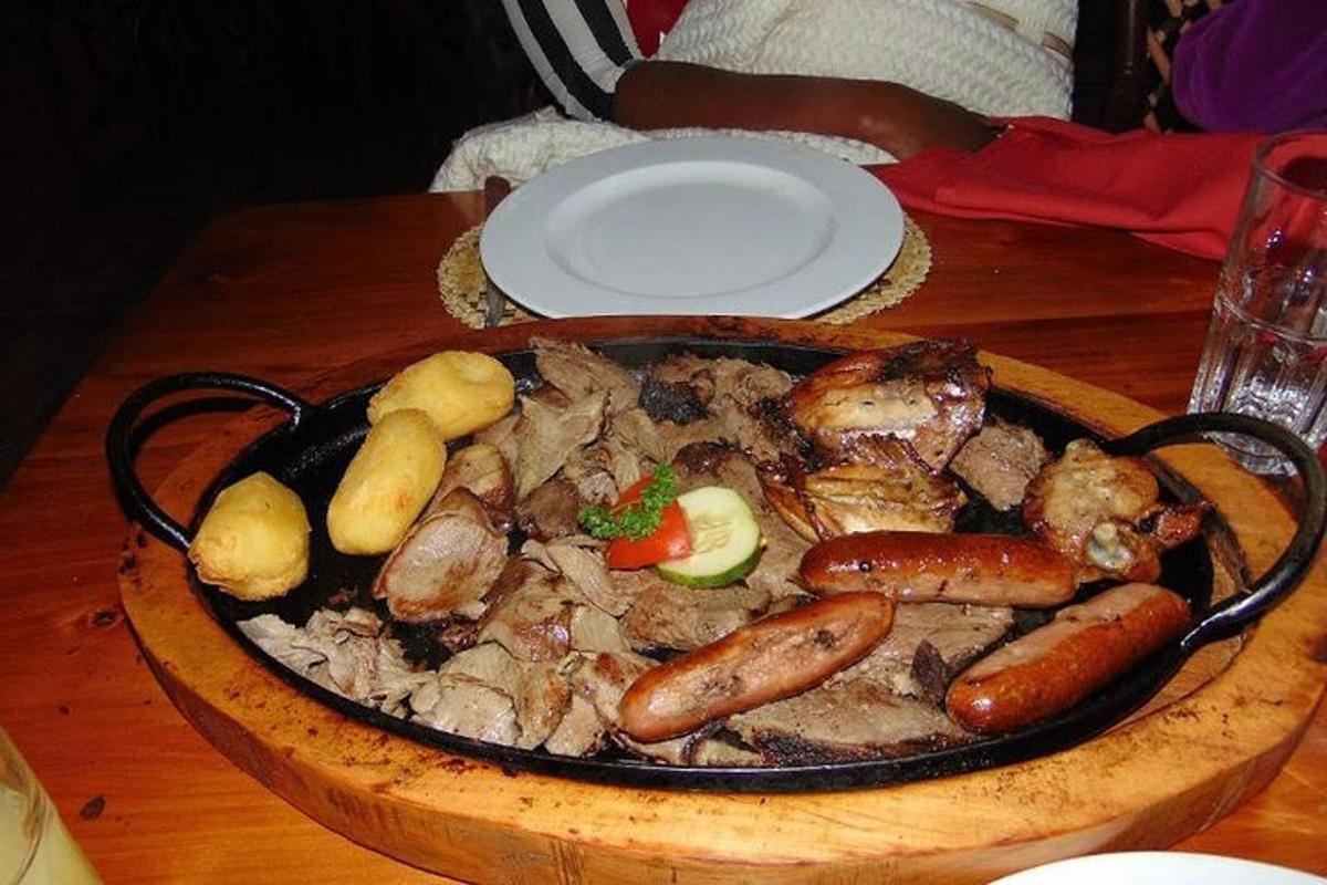 un plat de menjar sobre una taula de fusta