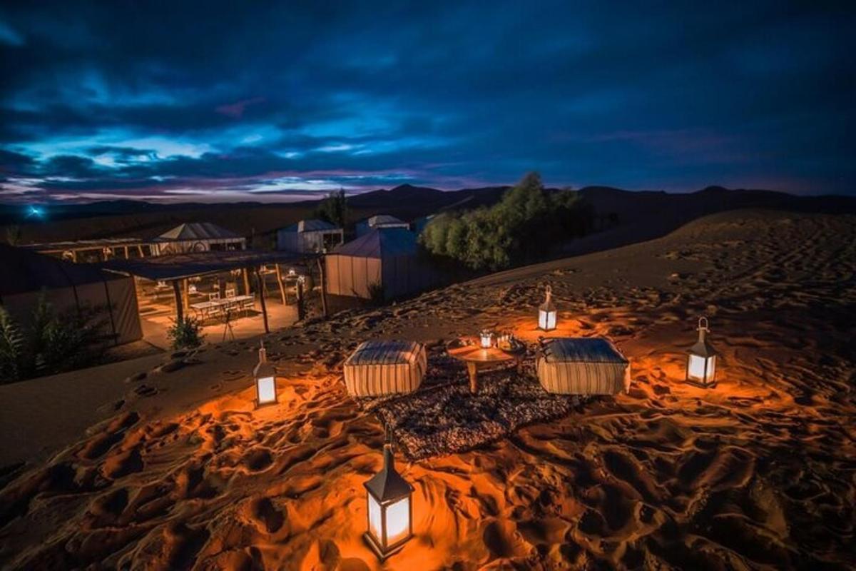 un gruppo di tavoli nel deserto di notte