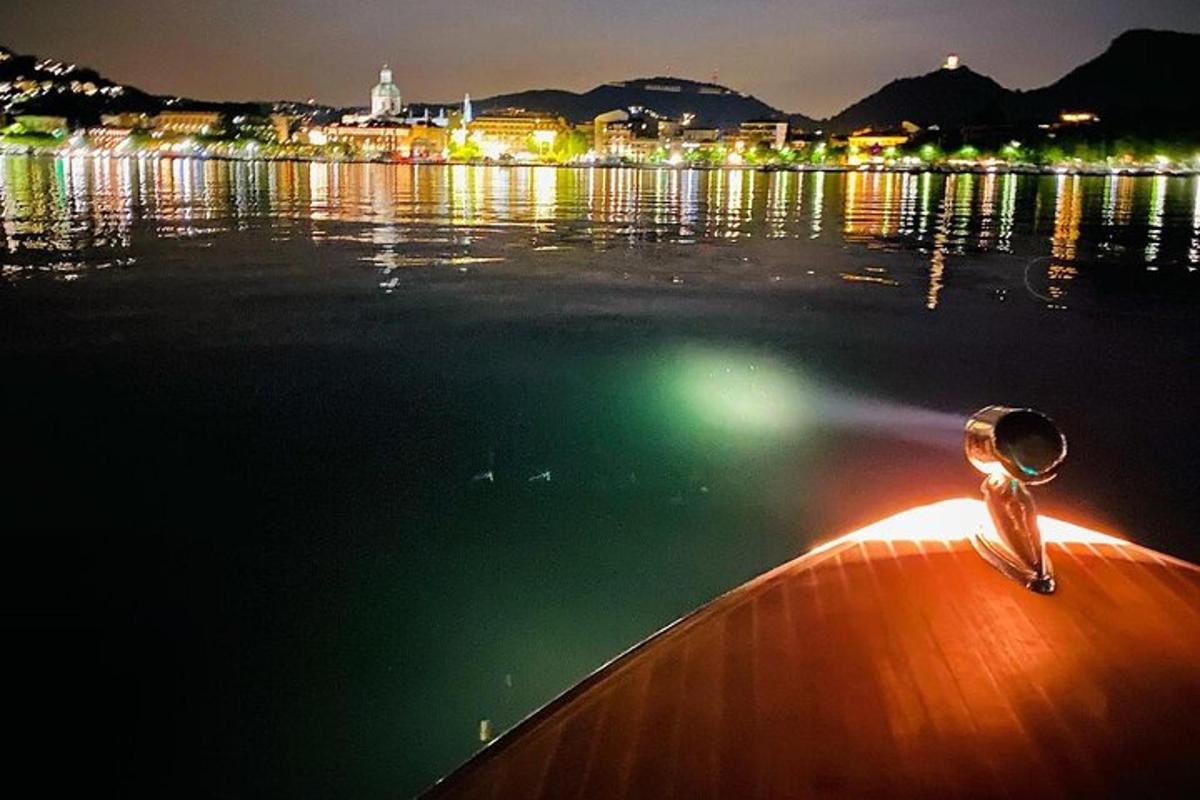 un vaixell en una massa d'aigua a la nit
