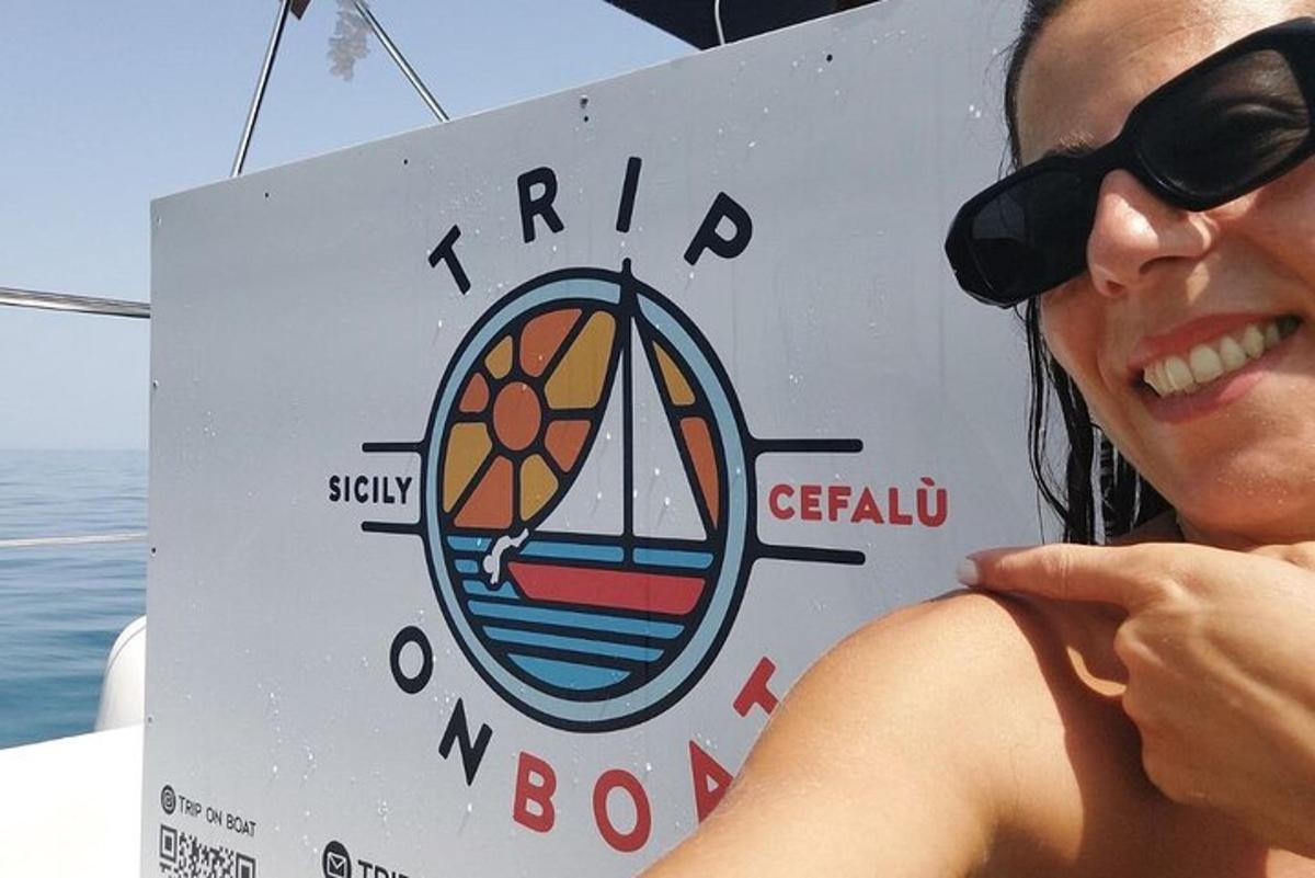 žena držící ceduli s basketbalovým míčem