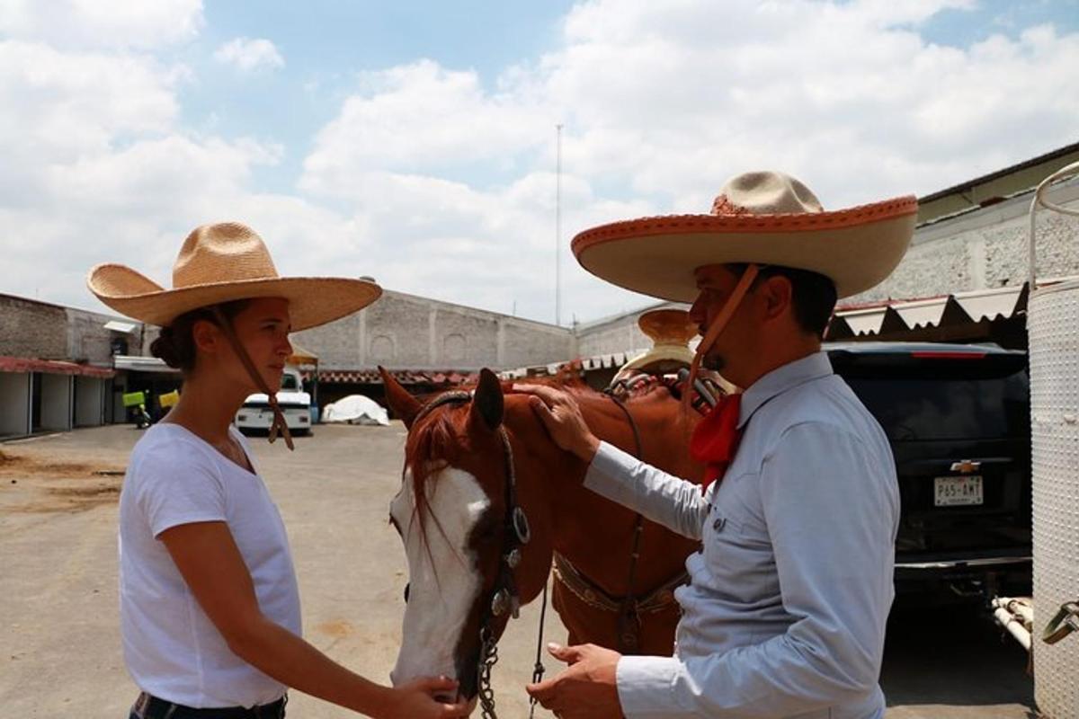 Egy férfi és egy nő cowboykalapot viselve áll egy ló mellett