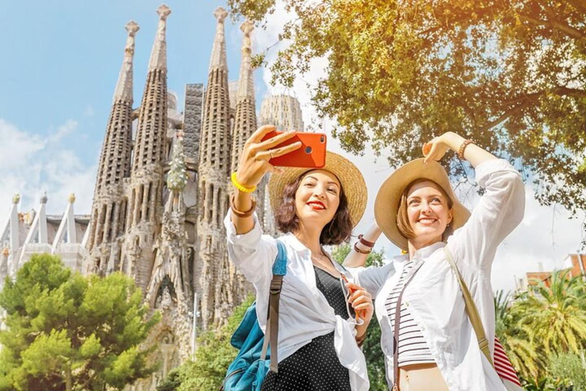 Dos mujeres tomando una fotografía de una catedral