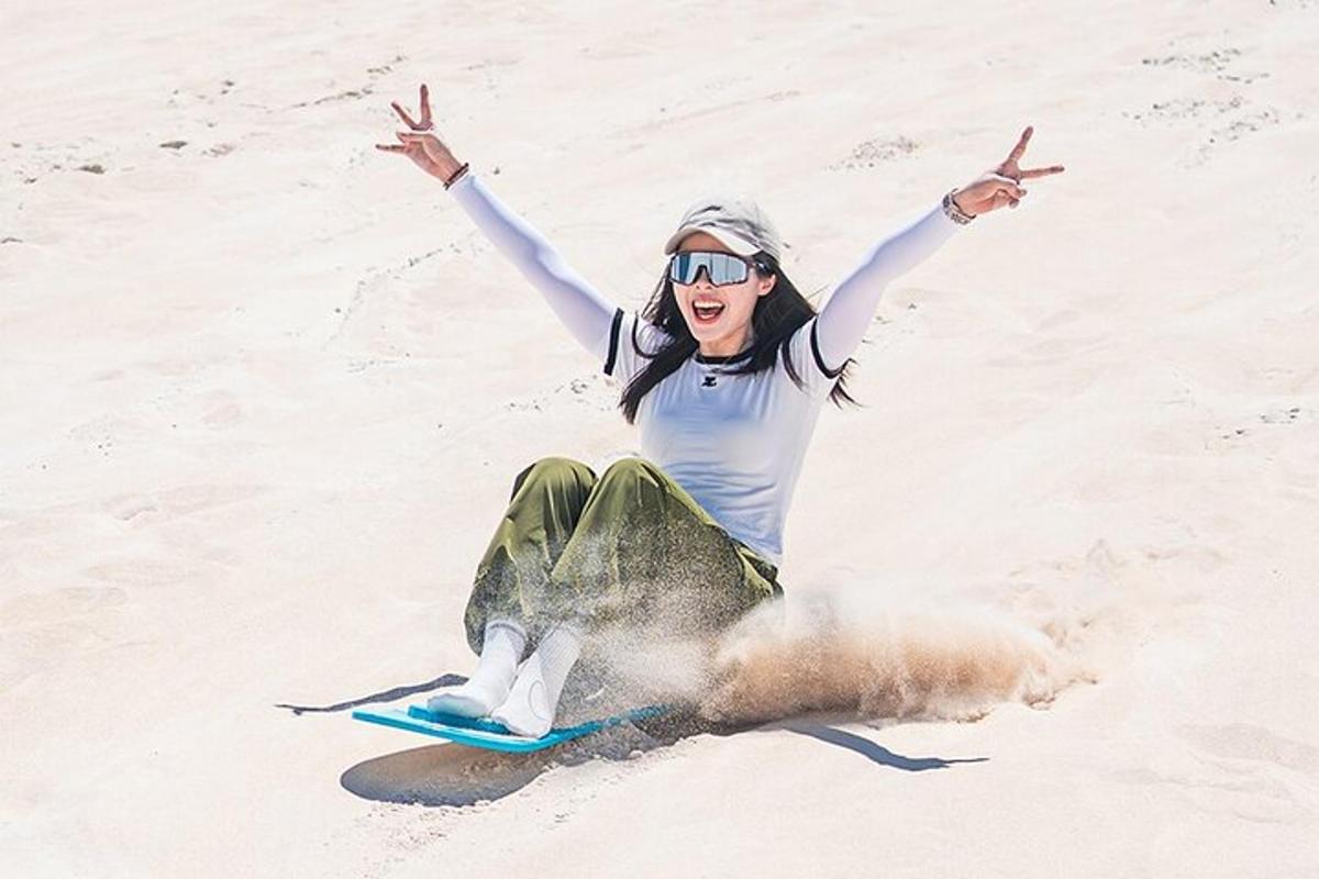 seorang wanita sedang menunggang papan salji di pantai