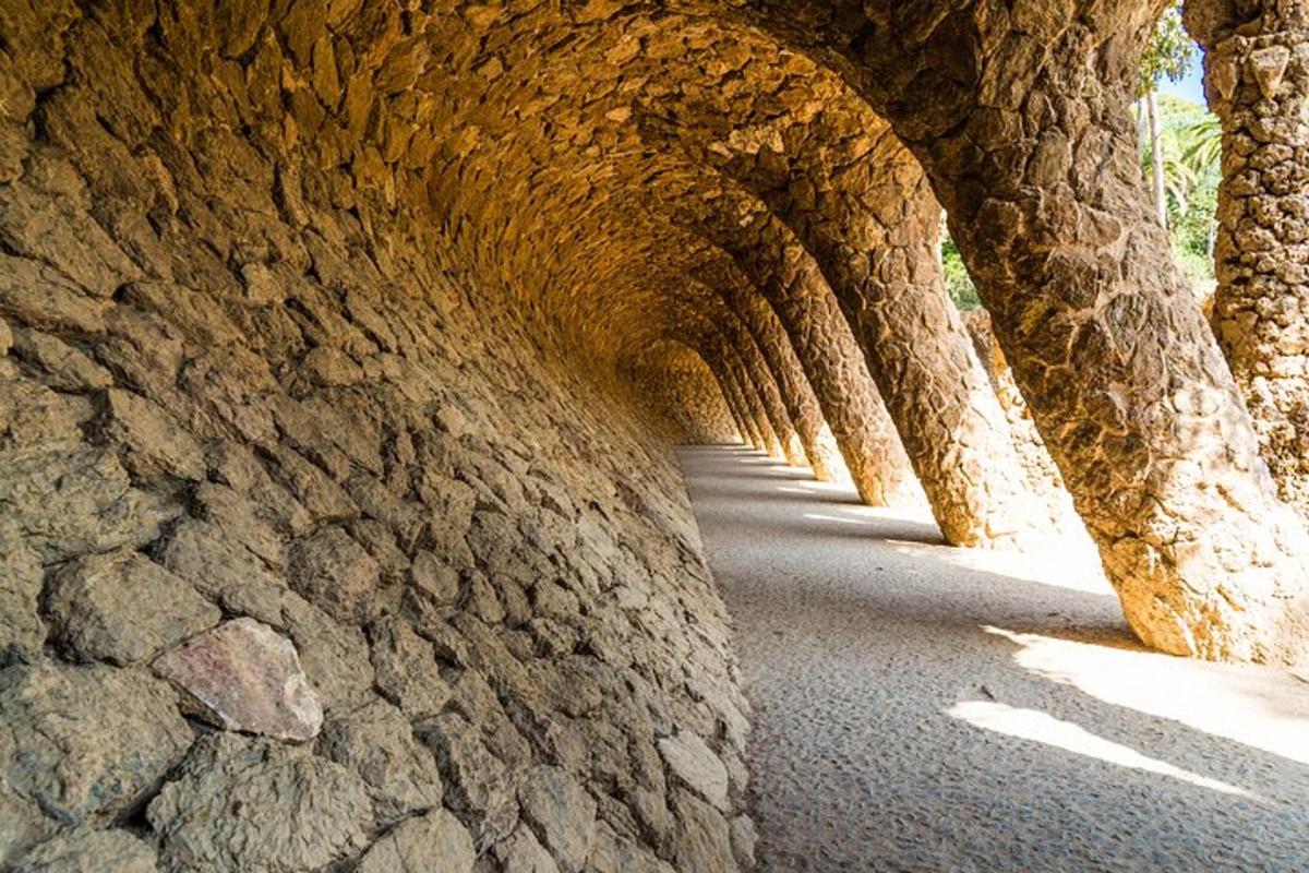 un túnel de piedra con un muro de piedra