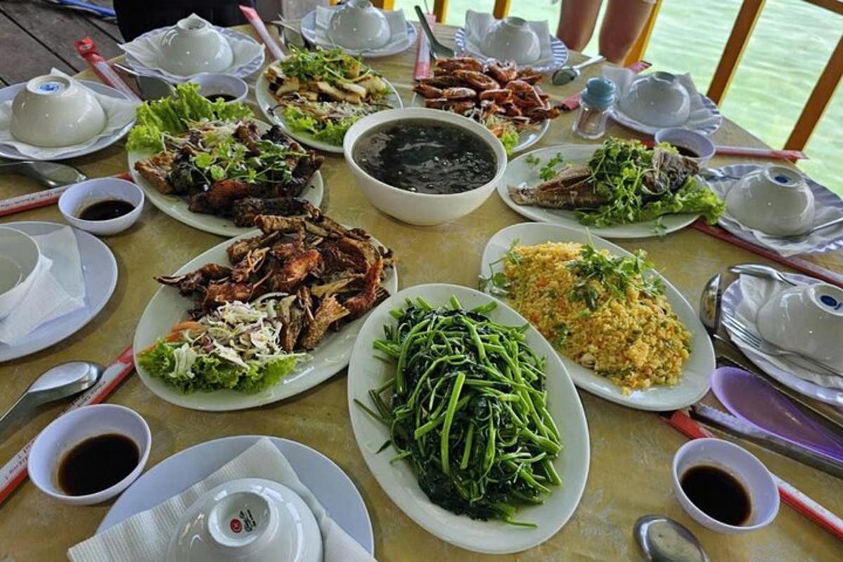 một cái bàn có đĩa thức ăn trên đó