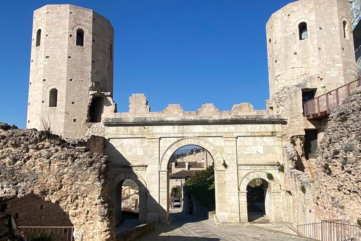ένα κτίριο με δύο πύργους και μια αψίδα
