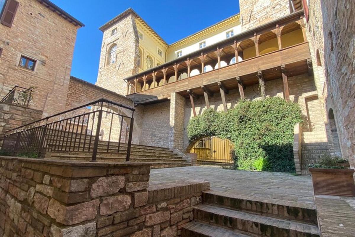 ένα κτίριο με σκάλες και ένα κτίριο με πύργο ρολογιού