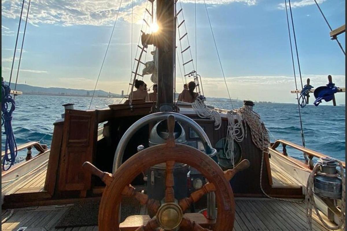 μια ομάδα ανθρώπων σε μια βάρκα στο νερό