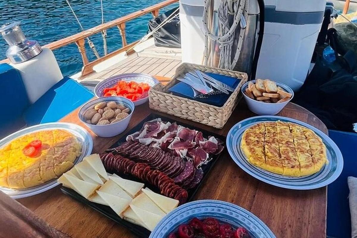 ένα τραπέζι με διαφορετικά είδη φαγητού σε μια βάρκα