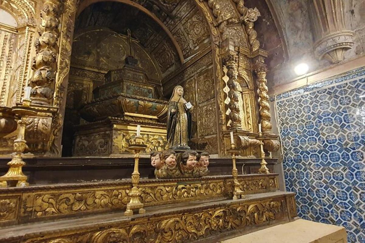 kuldne altar naise kujuga