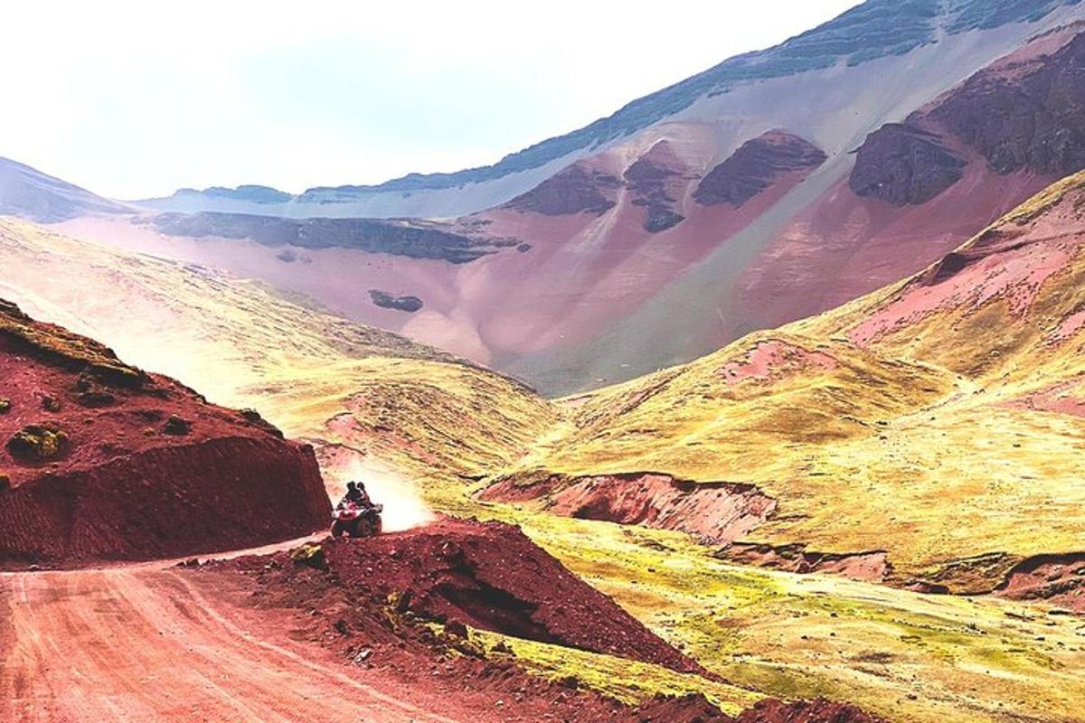 una persona que condueix una motocicleta per un camí de terra