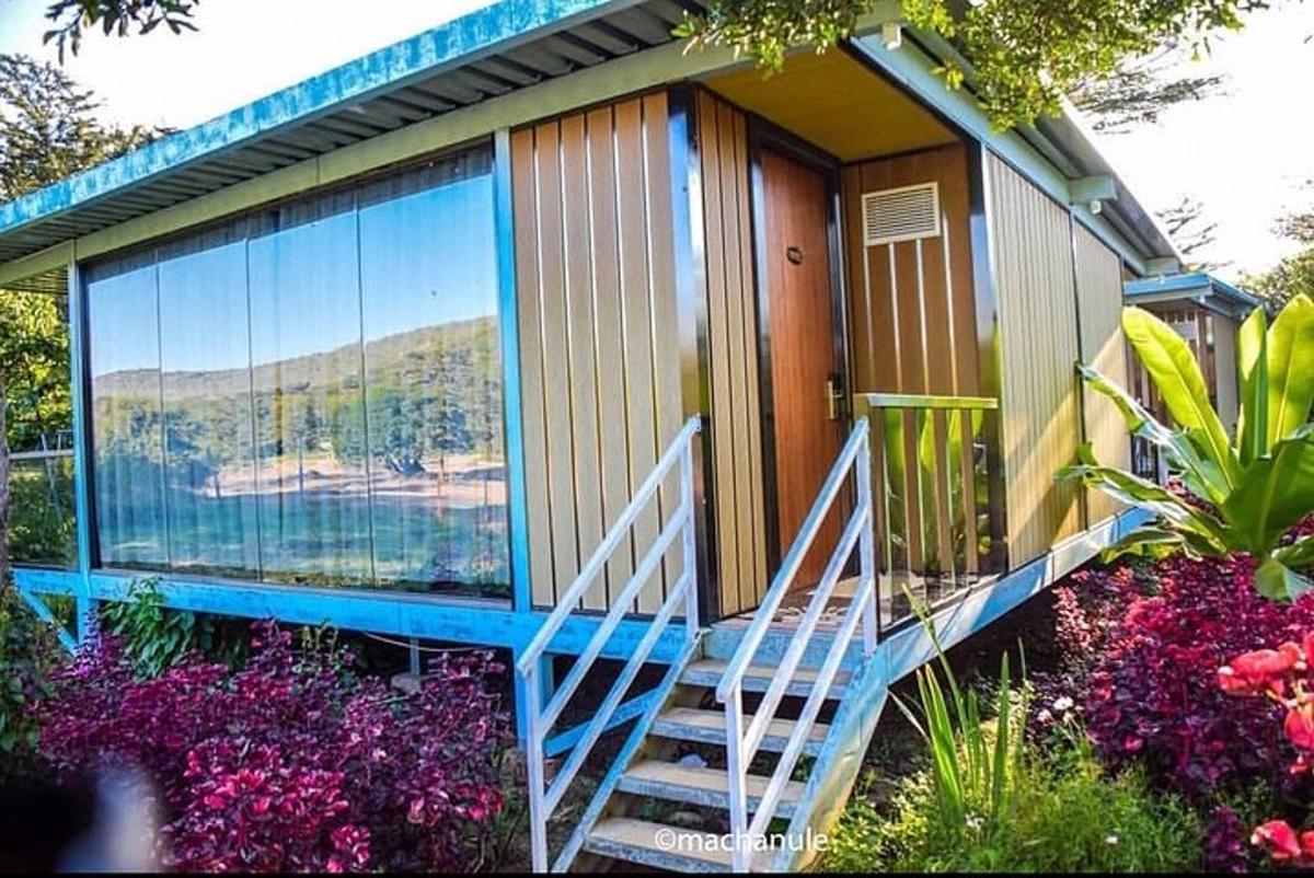 een huis met een trap ernaartoe met bloemen