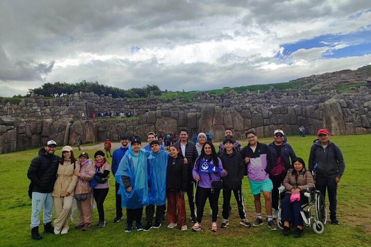 un gruppo di persone in posa per una foto presso una formazione rocciosa