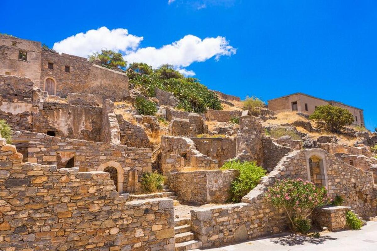 un antic edifici de pedra dalt d'un turó