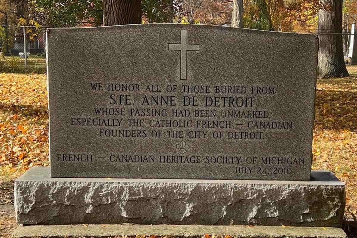 a tomb stone with a cross on top of it