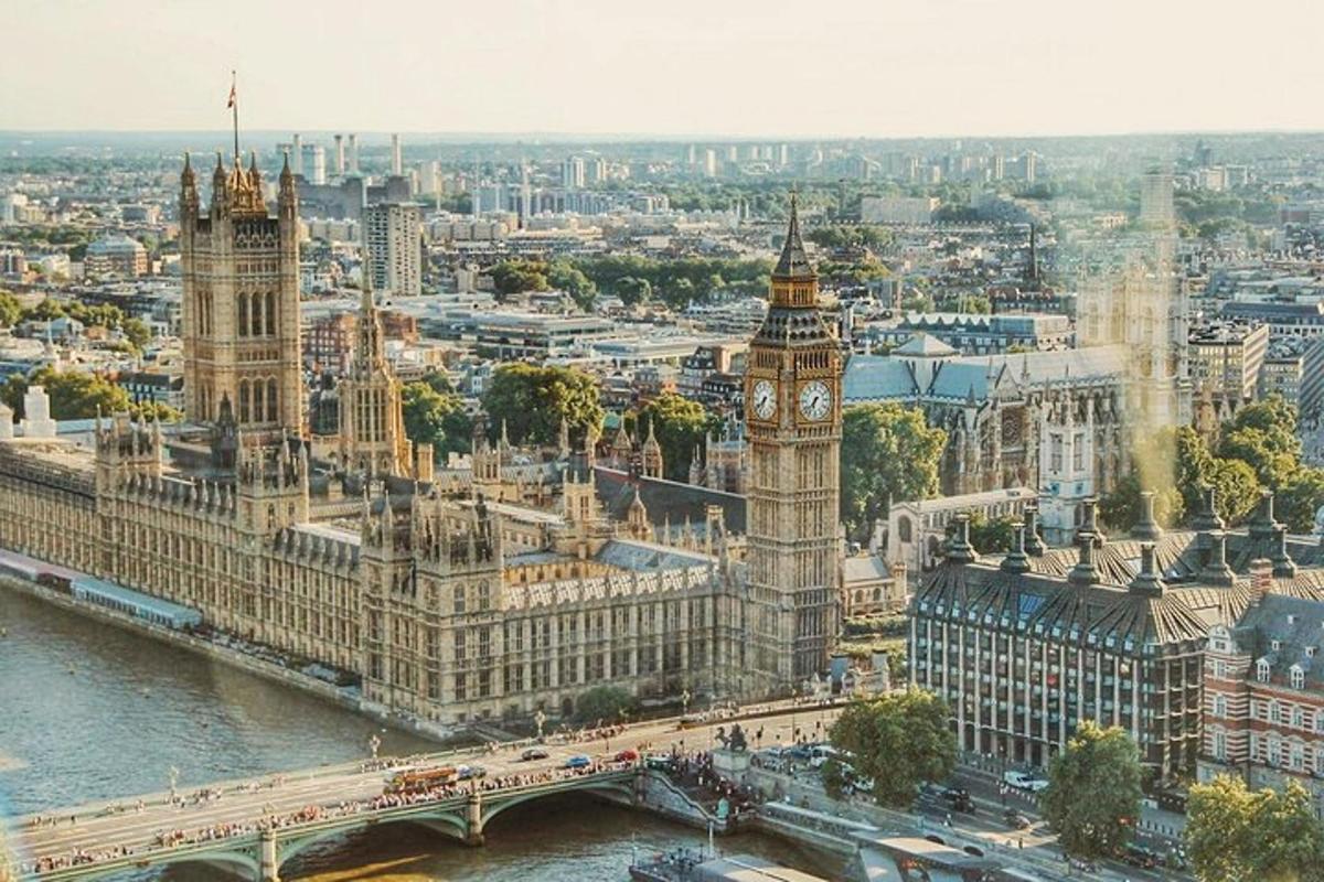 una vista aèria de la torre del rellotge del Big Ben i del Big Benramid