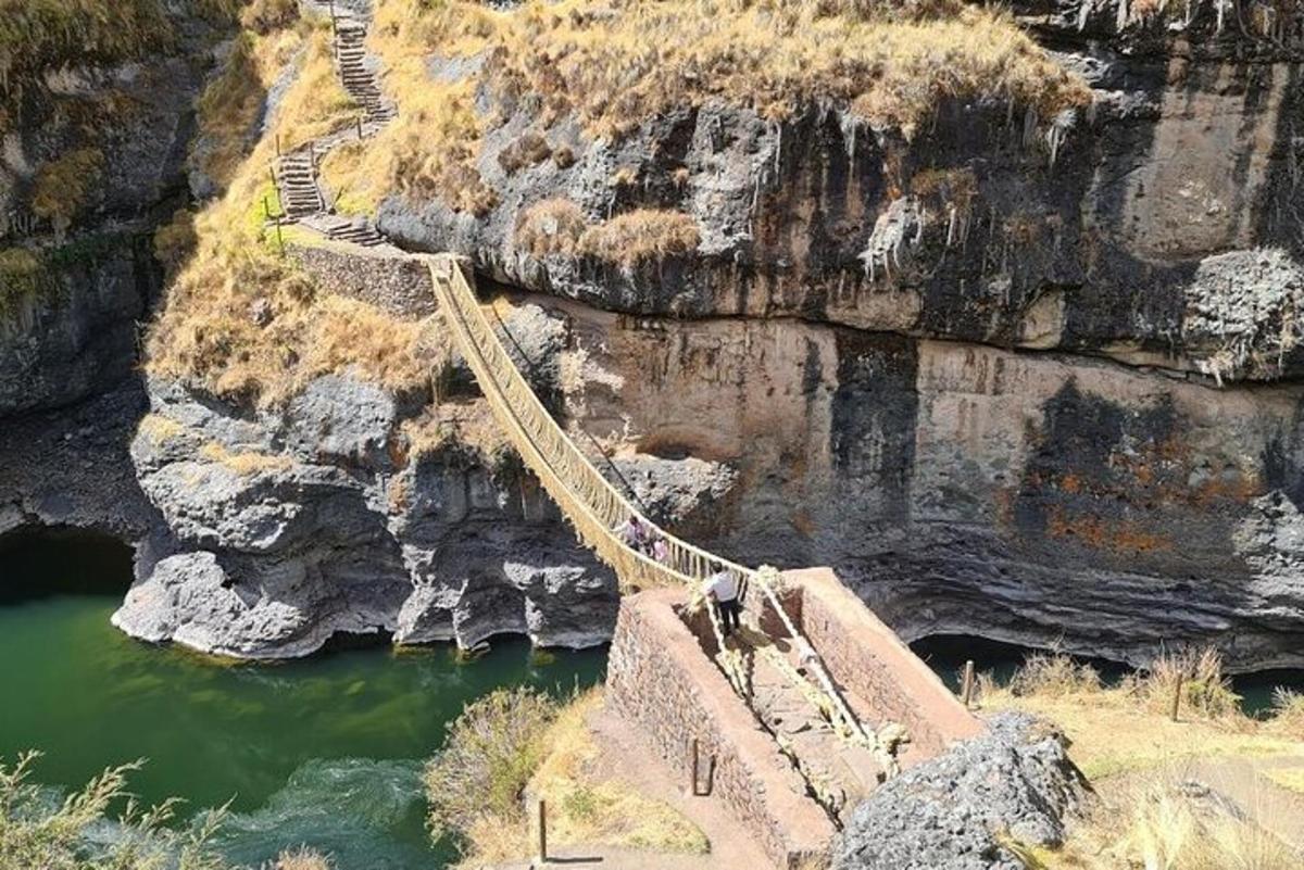 un pod suspendat peste un râu pe o stâncă