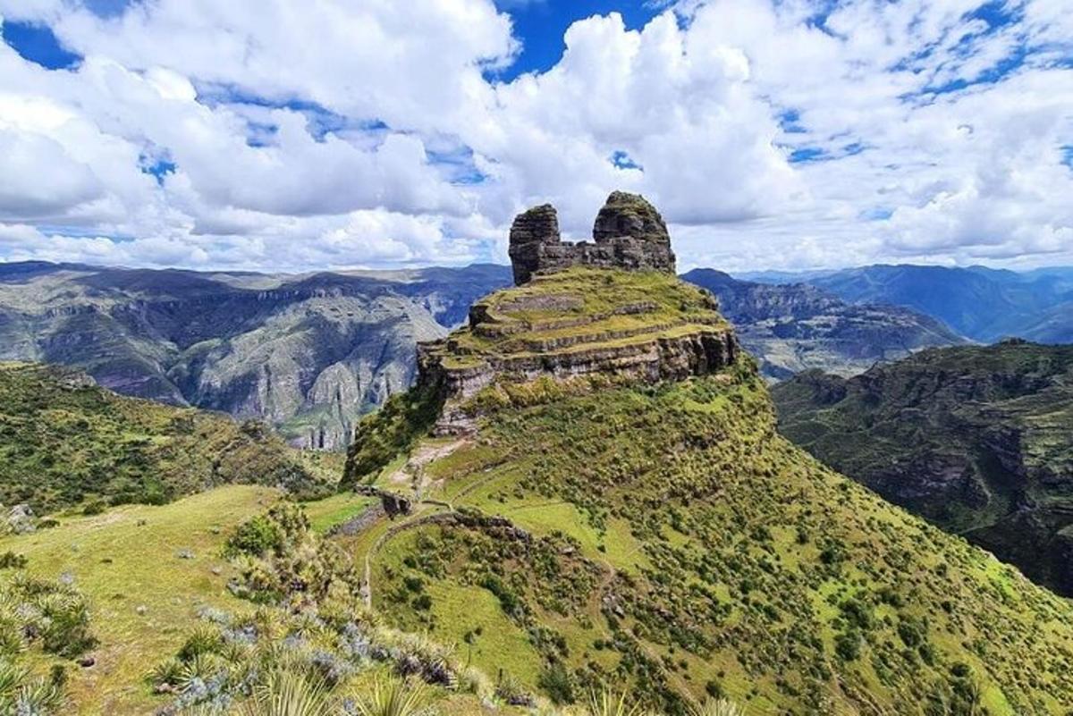 o formațiune stâncoasă pe vârful unui munte