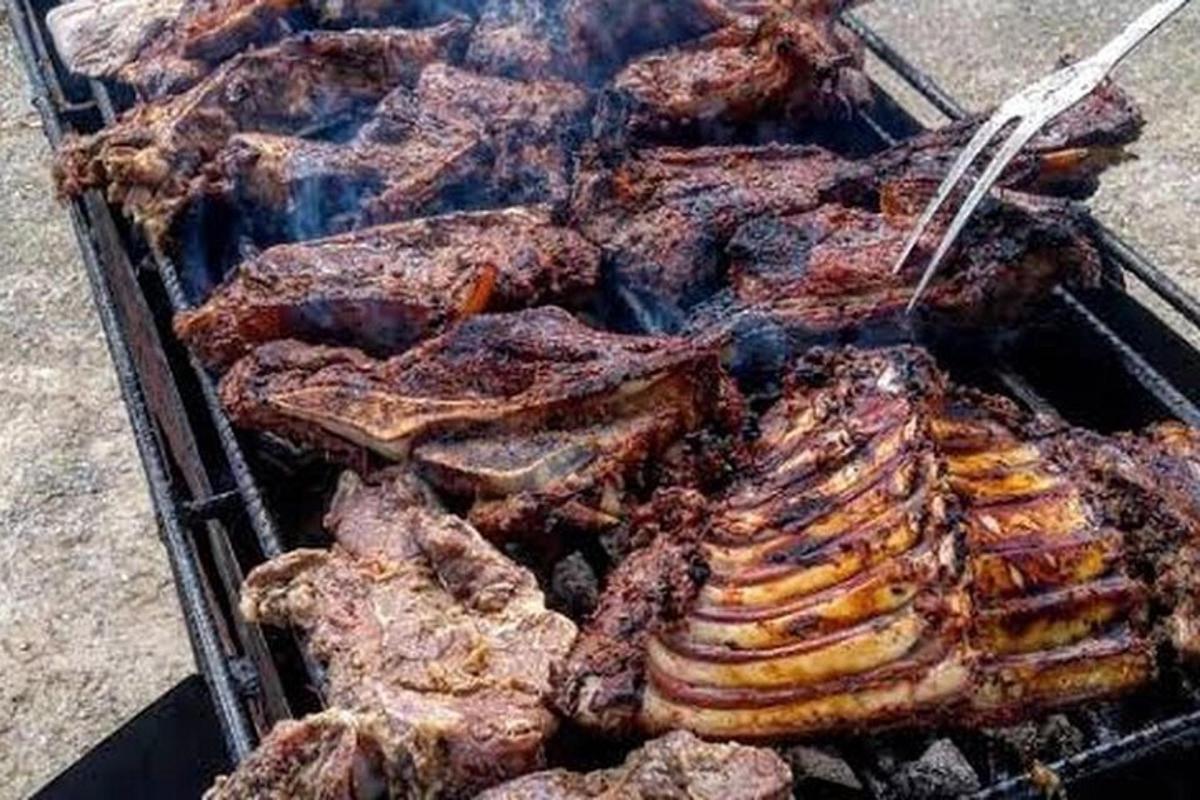 un mucchio di costolette e altre carni su una griglia
