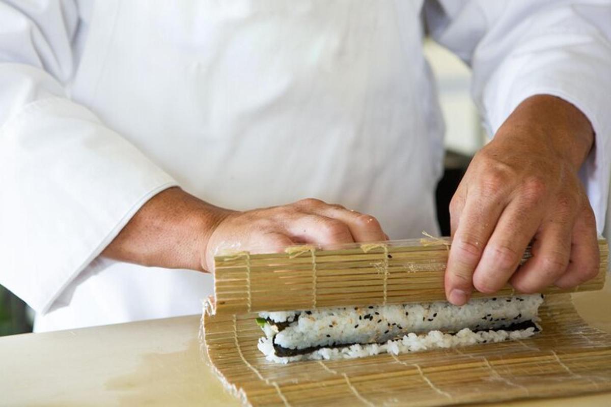 Šéfkuchař připravuje sushi na prkénku