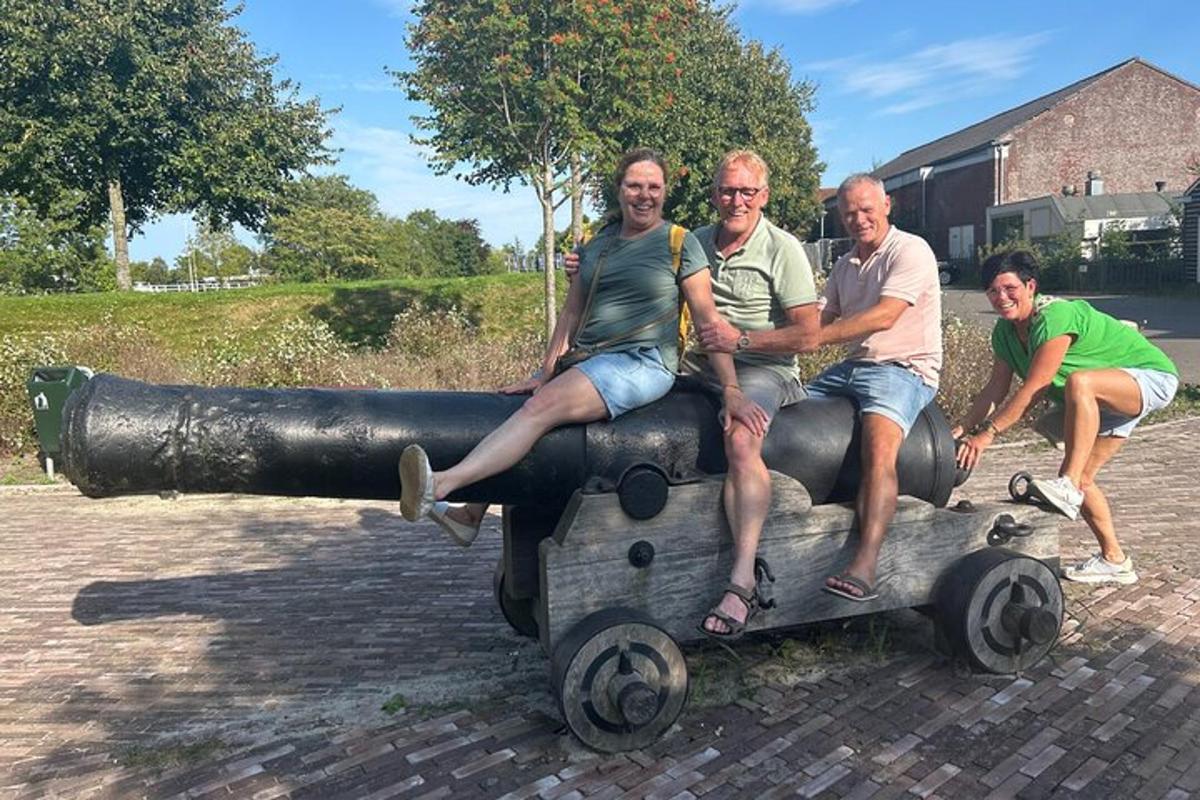 grupp inimesi, kes istuvad kahuri otsas